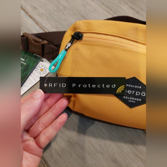 NWT! Sherpani Hyk Hip Pack/Cross Body, Sundial (Golden Yellow), RFID Blocking - Picture 5 of 8